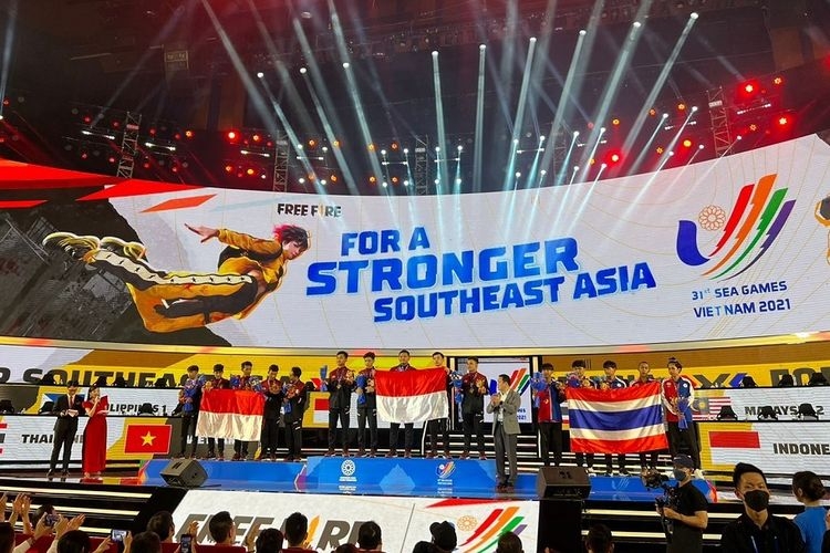 Tim nasional Esports Indonesia merayakan keberhasilan meraih medali emas dan perak di nomor pertandingan Free Fire dalam ajang SEA Games 2021 Vietnam, Minggu (15/5/2022). Foto: PBESI via Kompas.com