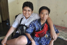 Anak bernama Tahanan PBB dengan temannya|dok. Kompas.com/Ronny Adolof Buol