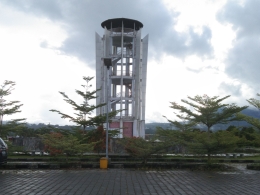 Menara yang cukup tinggi di halaman Benteng Moraya.| Dokumentasi pribadi