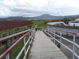 Spot jembatan di dalam lokasi Benteng Moraya dengan pemandangan landscape Tondano yang eksotis.| Dokumentasi pribadi