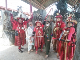 Pengunjung berfoto bersama warga Adat menggunakan atribut perang Minahasa atau Kabasaran.| Dokumentasi pribadi