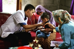 Dosen Spesialis Medikal Bedah Prima Trisna Aji ketika melakukan pemeriksaan pada pasien anak dikota Boyolali (Dokpri)