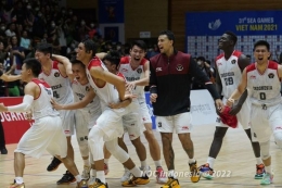 Tim basket 5x5 Indonesia merayakan kemenangan dari Filipina di SEA Games 2021| Foto: NOC Indonesia via Kompas.com