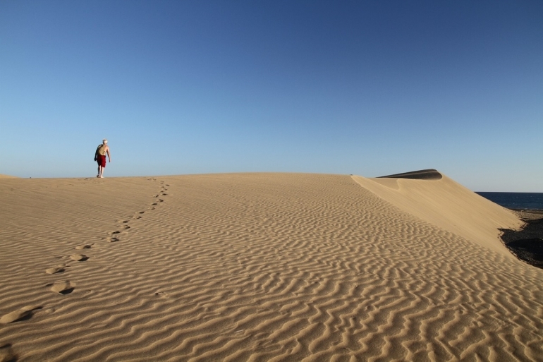 Ilustrasi berjalan di tengah padang pasir. Sumber: Pxhere.com