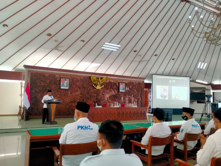 Kepala Dinas Sosial Bojonegoro Arwan saat memberikan sambutan kegiatan Rakor SDM PKH di Pendopo Malowopati Pemkab Bojonegoro (Dokpri)