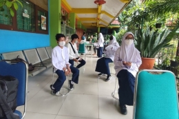 Sejumlah siswa Sekolah Menengah Pertama (SMP) Negeri 85, Pondok Labu, Cilandak, Jakarta Selatan, saat mengantre swab PCR pada Jumat (21/1/2022) siang.(KOMPAS.com/Muhammad Isa Bustomi)