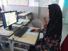 Guru sedang mengajar secara online/daring (azizah/mudipat.co) 