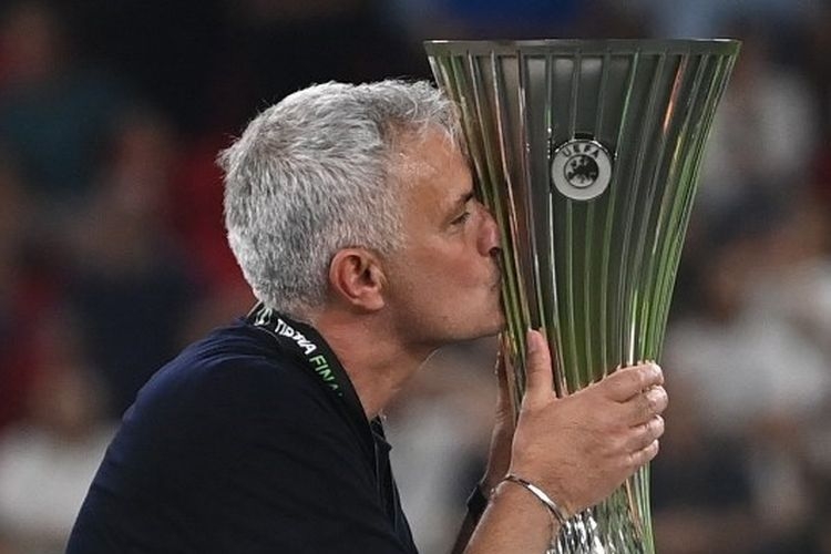 Jose Mourinho mencium trofi UEFA Europa Conference League. Pada laga final, AS Roma besutan Mourinho berhasil mengalahkan Feyenoord di Stadion Arena Kombetare Tirana, Albania, Kamis (26/5/2022) dini hari WIB.| AFP/OZAN KOSE via Kompas.com