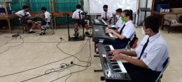 Siswa SMPK St. Maria sedang latihan musik (Foto: Dokpri)