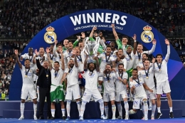 Para pemain Real Madrid mengangkat trofi Liga Champions. Foto: AFP/Paul Ellis via Kompas.com