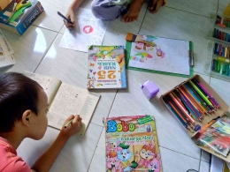 Baca dan menggambar, aktivitas menyenangkan bagi anak. (Foto: dokumentasi pribadi)