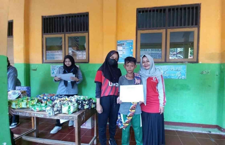 Pembagian hadiah untuk tim pemenang