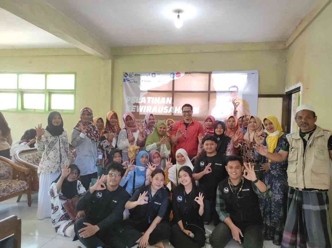 Pelaku UMKM di Kaliombo menerima pelatihan dari mahasiswa ITS