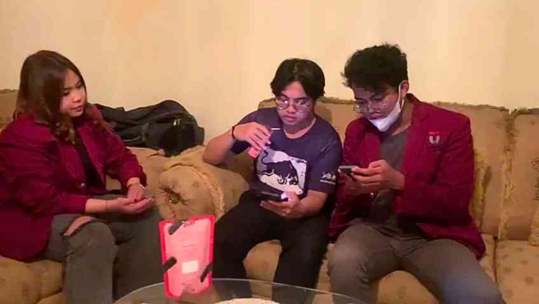 Kami sedang menjelaskan cara penggunaan aplikasi mesin kasir/dokpri