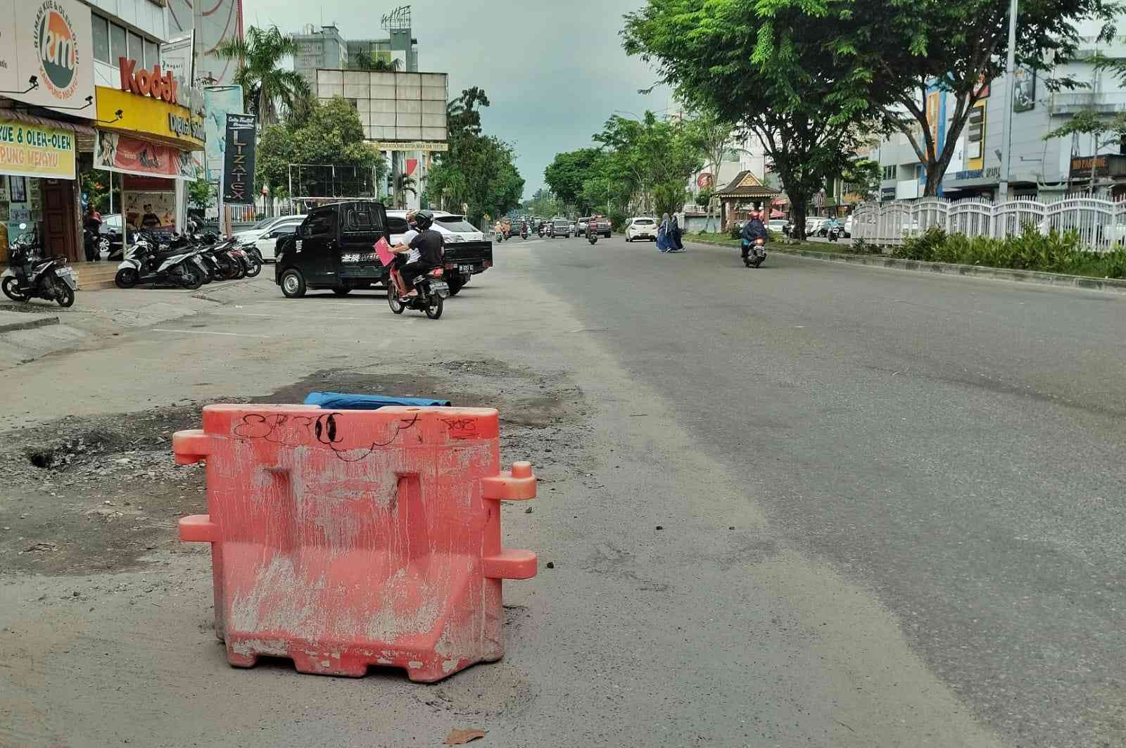 Foto Artikel : Kerusakan Jalan Dan Dampaknya Terhadap Pendidikan ...