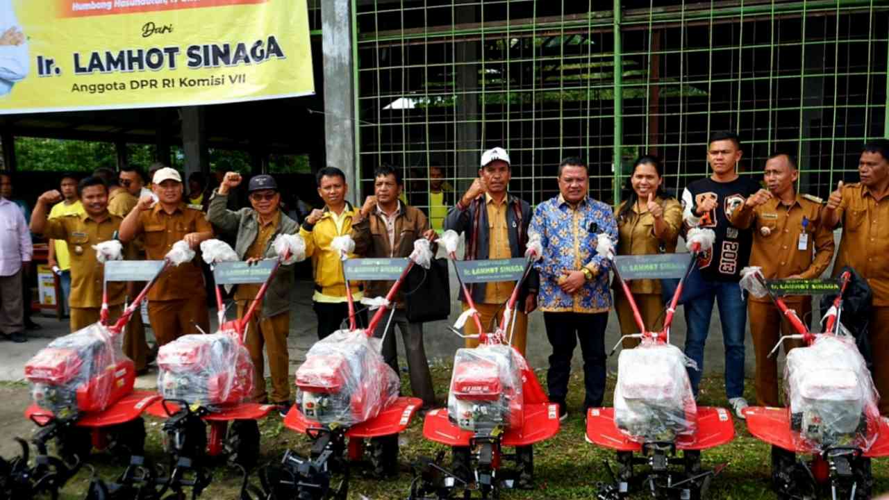 Foto Artikel : Anggota DPR RI Lamhot Sinaga Kembali Bagikan Alsintan Di ...