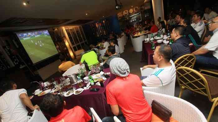 nobar sepak bola di kafe dengan suporter yang antusias
