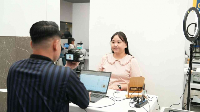 Pengambilan biometrik paspor (Sumber: Humas Imigrasi Indonesia)