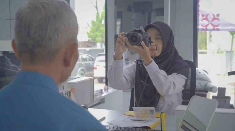 Pengambilan biometrik pemohon paspor (Sumber: Humas Imigrasi Indonesia)