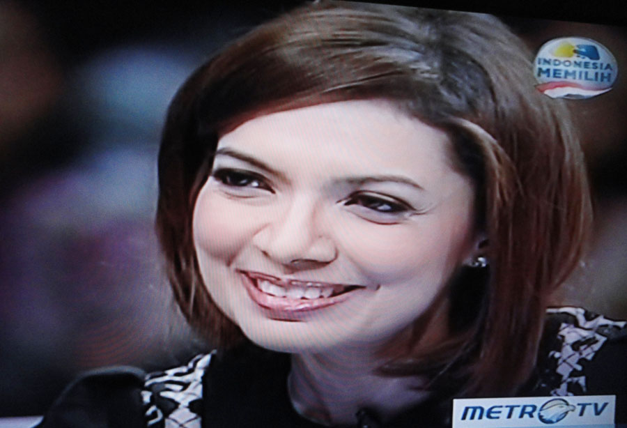 Najwa Shihab, pewawancara yang masih suka mengajukan pertanyaan, ya dan tidak, dalam talkshow Mata Najwa. (Foto: Mata Najwa, Metro TV) - 552851826ea834e0598b456d