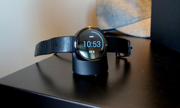 Motorola Moto 360 Recharging (foto: theguardian.com)