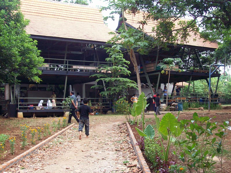 Sekolah Alam, sekolah di Balikpapan yang terletak di dalam hutan kecil tengah kota (sekolahalambalikpapan.net)