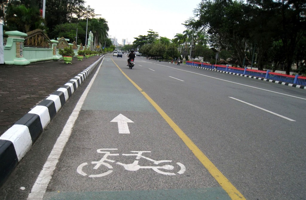 Jalur sepeda di Balikpapan (KangKromo Blogspot)