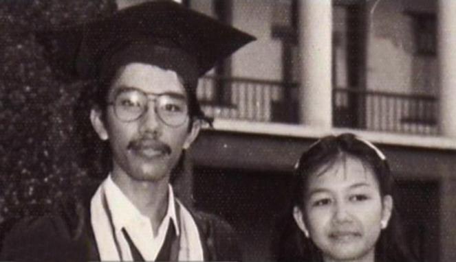 vivanews.com - Foto Jokowi wisuda, bersama Iriana