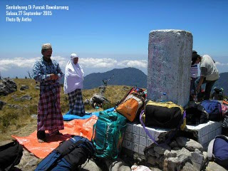 Warga salat di menghadap trianggulasi di puncak Bawakaraeng