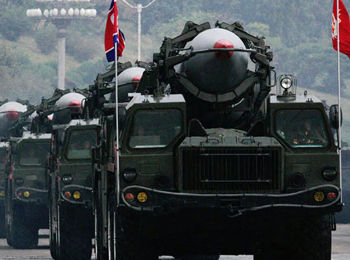 “Scud” Missile Korut “ Hwasong 5(黄松-5)” tipe missile balistik, jarak tembak 300-500Km, dengan hulu ledak 750-1000 Kg. Hanya konon berpresisi rendah.