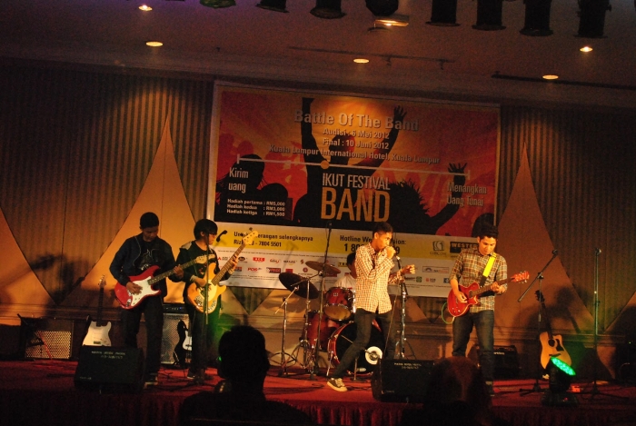 band ini nyanyi Madu dan Racun #keren