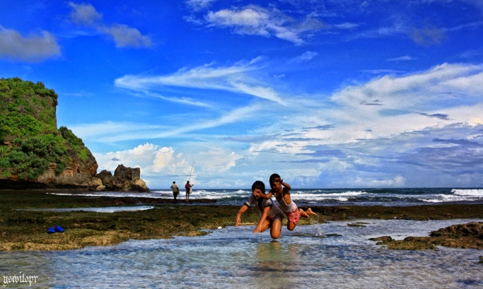 lukisan awan seakan bernyanyi, mengiringi keceriaan mereka (photo by Yswito)