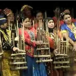 Berkembang alat digunakan merupakan adat upacara musik dan berkaitan yang dengan masyarakat pada tumbuh sunda yang angklung pada awalnya dalam alat musik