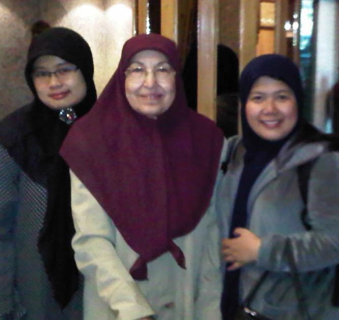 Dari kiri ke kanan, Indri Permatasari, Prof. Nabilah Lubis, Sifa Sanjurio