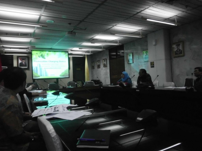 Suasana Presentasi Hasil Proyek Photovoltaic Charging Station di dalam rapat koordinasi antar Fakultas dalam meyambut UI Green Metric World University Ranking