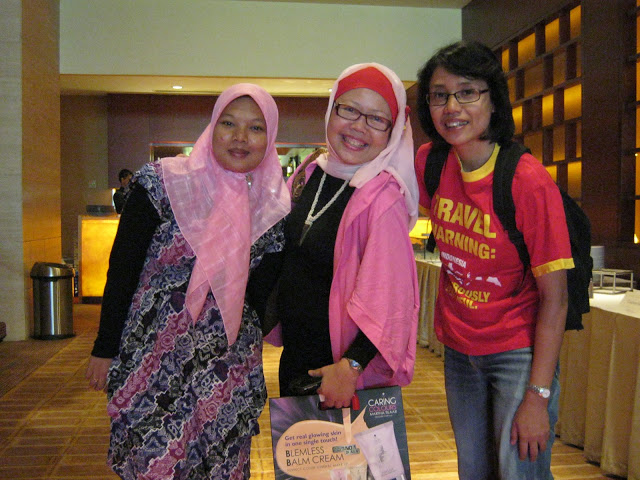 Saya, Mba Tika dan Mba Olive, Maaf Mba Olive sempat ngira tukang foto di booth a la cover :D