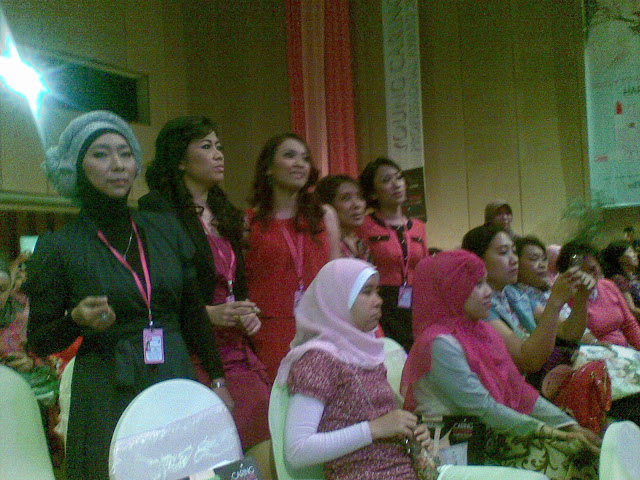 Nyanyian penyemangat saat pembukaan acara dari para finalis YCPA2012 disela-sela para undangan. Tanpa diduga sebelumnya