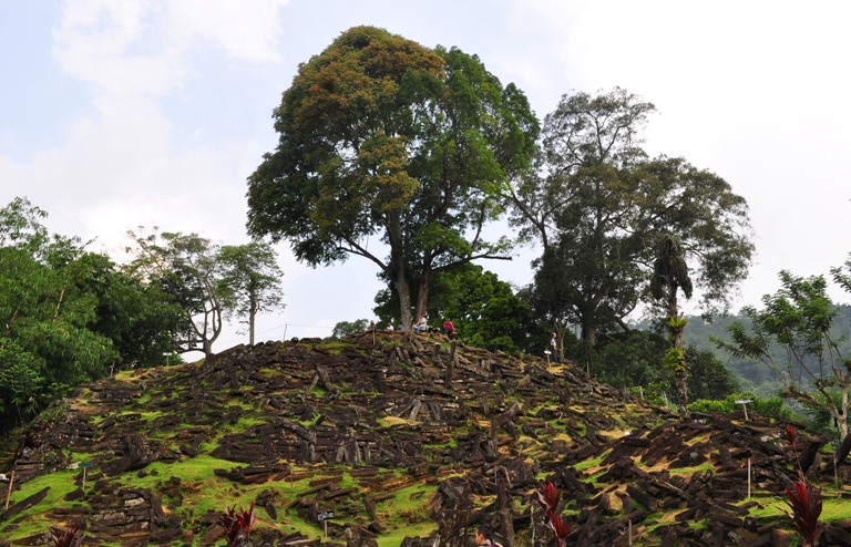Trekking selama 1 jam ,  membawa kita  puncak gunung api