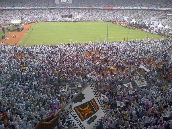 Massa PKS memenuhi Gelora Bung Karno 1406853942411821864