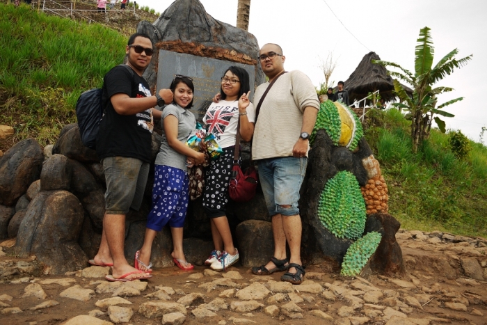Beraksi di depan Tugu Durian 14157264481390562570