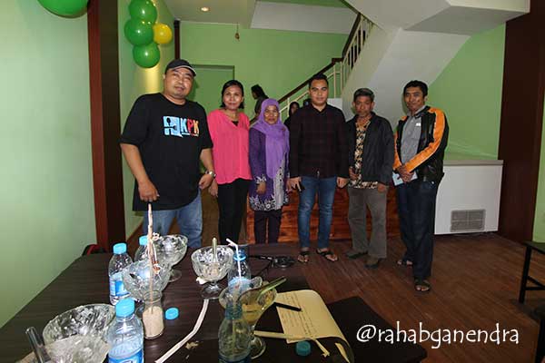 1424652423972655090 Bergambar bersama pemiliknya, Pak Iwan Rauf (foto; Rahab Ganendra)