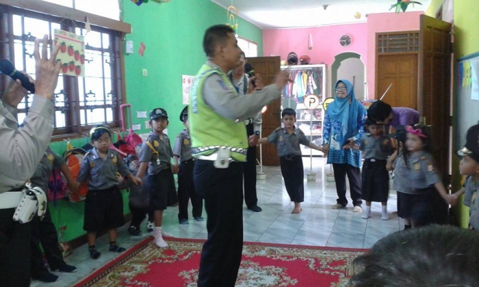 Pak Polisi sedang bermain dengan anak-anak (foto dok TK & PAUD Mutiara Al-Falah)