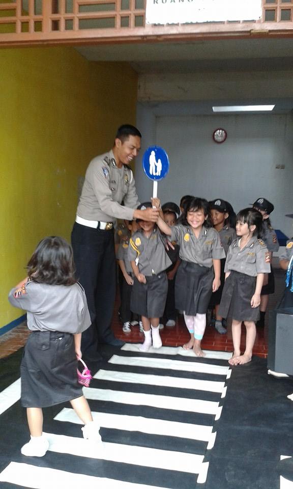 Pak Polisi melatih anak-anak menyeberang jalan di zebra cross (foto dok TK & PAUD Mutiara Al-Falah)