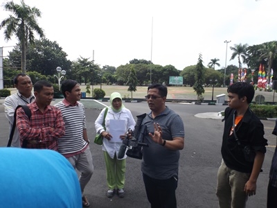 Bang Soni dari MNC Group sebagai instruktur kami, sedang memberi pengarahan saat praktek di lapangan (foto: Nur Terbit)