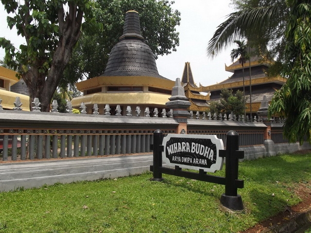 Hasil gambar untuk Wihara Arya Dwipa Arama tmii