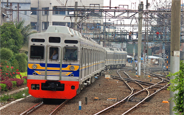 Hasil gambar untuk rel kereta commuter line
