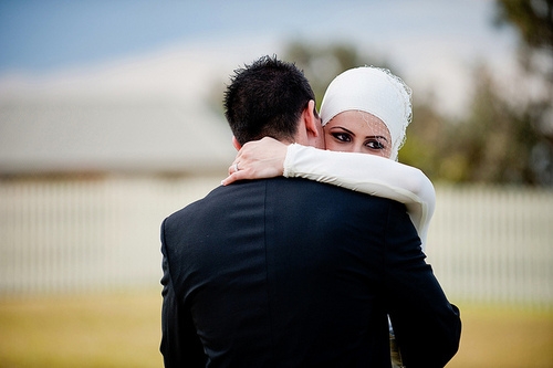 Hasil gambar untuk suami istri pelukan