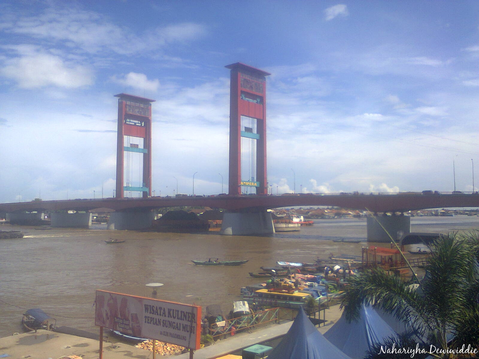 Jembatan Ampera dengan Sungai Musi. Sumber gambar: dok.pri