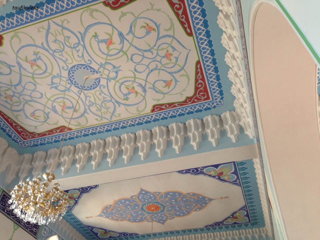 Di Masjid Tbilisi Sunni dan Syiah Ibadah Bersama Halaman Di Masjid Tbilisi Sunni dan Syiah Ibadah Bersama Halaman