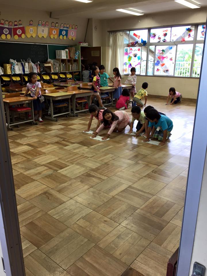 Menjaga Kebersihan Sekolah Anak anak Jepang oleh Weedy Menjaga Kebersihan Sekolah Anak anak Jepang oleh Weedy